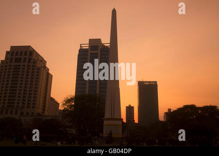 Le parc Maha Bandoola avec le Monument de l'indépendance de la ville de Yangon au Myanmar en Southeastasia. Banque D'Images