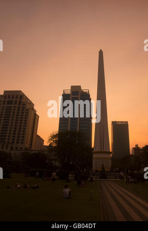 Le parc Maha Bandoola avec le Monument de l'indépendance de la ville de Yangon au Myanmar en Southeastasia. Banque D'Images