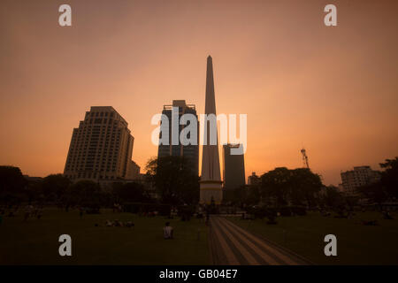 Le parc Maha Bandoola avec le Monument de l'indépendance de la ville de Yangon au Myanmar en Southeastasia. Banque D'Images