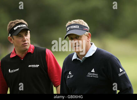 Colin Montgomerie en Écosse et Lee Westwood en Angleterre sur le 18e trou lors de l'Open d'Écosse de Barclays au Loch Lomond, Glasgow. Banque D'Images