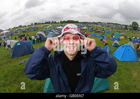 Mickey Glenn, de Derry, regarde les nuages de pluie dans le ciel tandis que le premier des 30,000 campeurs arrive pour le festival de musique d'Oxegen, qui se tient tout le week-end à l'hippodrome de Punchestown à Co. Kildare. Banque D'Images