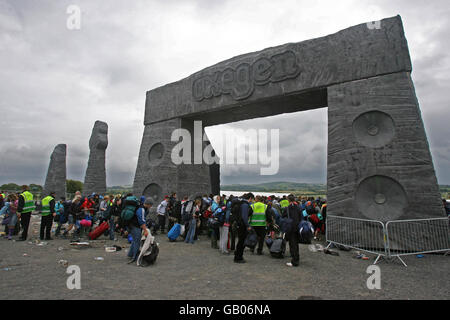 Le premier des 30,000 campeurs arrive pour le festival de musique d'Oxegen qui se déroule tout le week-end à l'hippodrome de Punchestown à Co. Kildare. Banque D'Images