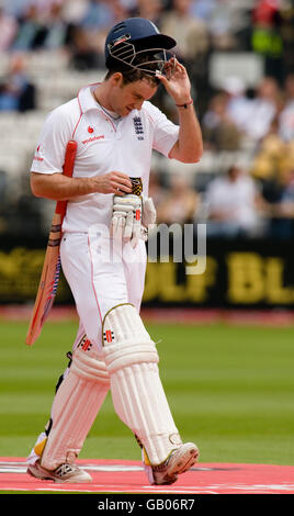 Andrew Strauss, d'Angleterre, quitte le terrain après avoir été pris au piège du LBW par Morne Morkel, en Afrique du Sud, pour 44 courses lors du premier match du test de npower à Lord's, Londres. Banque D'Images