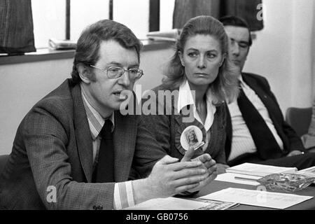 L'acteur Corin Redgrave, à gauche, et sa sœur, l'actrice Vanessa Redgrave, lors d'une conférence de presse du sud de Londres annonçant la campagne du Parti révolutionnaire ouvrier aux élections générales. Banque D'Images