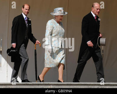 La reine Elizabeth II de Grande-Bretagne arrive avec le comte de Wessex et le duc d'Édimbourg à l'une des fêtes royales de cette année dans le domaine de Buckingham Palace à Londres. Banque D'Images