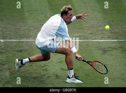 Tennis - Nottingham Open 2003 - première partie. Jonas Bjorkman revient à Mikhail Youzhy Banque D'Images