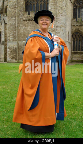 La star EastEnders PAM St Clement reçoit un diplôme honorifique de l'Université de Plymouth, à la cathédrale d'Exeter. Banque D'Images