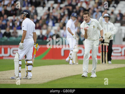 Morne Morkel, en Afrique du Sud, célèbre la prise du cricket d'Alastair Cook (à gauche) lors du deuxième match de npower Test au terrain de cricket de Headingley, à Leeds. Banque D'Images