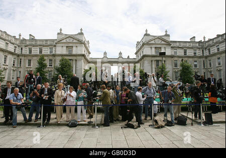 Les médias attendent le président français Nicholas Sarkozy pour Taoiseach Brian Cowen aux édifices du Parlement de Dublin. Banque D'Images