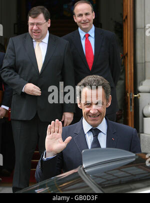 Le président français Nicholas Sarkozy fait ses adieux à Taoiseach Brian Cowen aux édifices du Parlement, à Dublin, après leur réunion. Banque D'Images