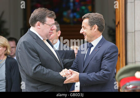 Le président français Nicholas Sarkozy fait ses adieux à Taoiseach Brian Cowen aux édifices du Parlement, à Dublin, après leur réunion. Banque D'Images