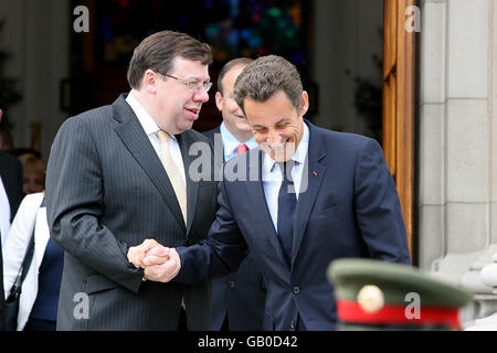 Le président français Nicholas Sarkozy fait ses adieux à Taoiseach Brian Cowen aux bâtiments gouvernementaux de Dublin après leur réunion. Banque D'Images