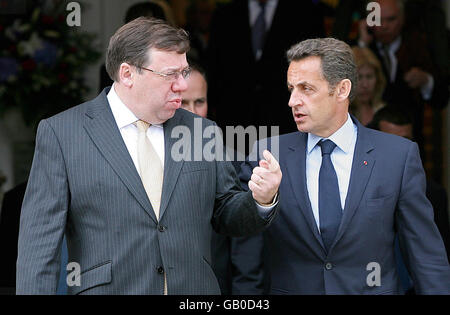 Le président français Nicholas Sarkozy fait ses adieux à Taoiseach Brian Cowen aux bâtiments gouvernementaux de Dublin après leur réunion. Banque D'Images