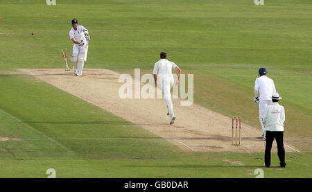 Cricket - deuxième test de npower - quatrième jour - Angleterre / Afrique du Sud - Headingley.Darren Pattinson, en Angleterre, est un pur botte de Morne Morkel, en Afrique du Sud Banque D'Images