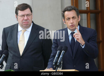 Le président français Nicholas Sarkozy et Taoiseach Brian Cowen tiennent une conférence de presse à l'extérieur des bâtiments gouvernementaux à Dublin après leur réunion. Banque D'Images