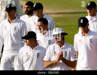 Le capitaine d'Angleterre Michael Vaughan quitte le terrain avec son équipe après avoir perdu le deuxième match du npower Test au terrain de cricket de Headingley, à Leeds. Banque D'Images