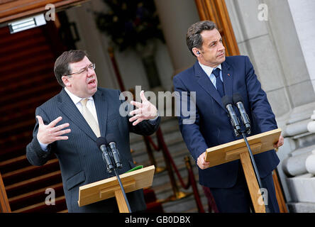 Le président français Nicholas Sarkozy et Taoiseach Brian Cowen tiennent une conférence de presse à l'extérieur des bâtiments gouvernementaux à Dublin après leur réunion. Banque D'Images