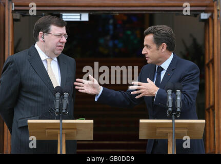 Le président français Nicholas Sarkozy et Taoiseach Brian Cowen tiennent une conférence de presse à l'extérieur des bâtiments gouvernementaux à Dublin après leur réunion. Banque D'Images