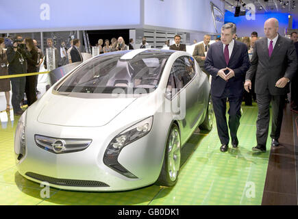 Le Premier ministre Gordon Brown est présenté au Vauxhall, le dernier modèle hybride, par le président de General Motors Europe, Carl-Peter Forster, au British Motor Show 2008, au centre Excel de Londres. Banque D'Images