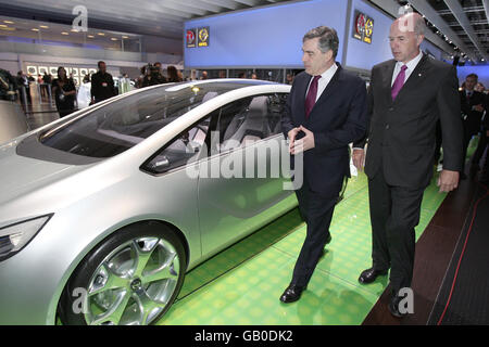 Le Premier ministre Gordon Brown est présenté au Vauxhall, le dernier modèle hybride, par le président de General Motors Europe, Carl-Peter Forster, au British Motor Show 2008, au centre Excel de Londres. Banque D'Images