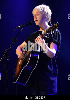 L'artiste nominée Laura Marling se produit lors de l'annonce de la liste des albums de l'année pour le prix national du mercure, au Hospital Club, dans le centre de Londres. Banque D'Images