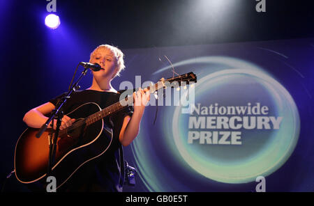 L'artiste nominée Laura Marling se produit lors de l'annonce de la liste des albums de l'année pour le prix national du mercure, au Hospital Club, dans le centre de Londres. Banque D'Images