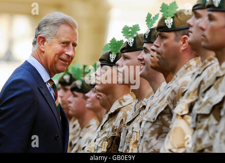 Le Prince de Galles présente les médailles de l'opération Telic au 1er Bataillon du régiment mercien dans le jardin de Clarence House à Londres. Banque D'Images