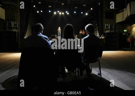 Les juges Louis Walsh, Kian Egan et Sheila Burgel regardent des auditions à la Co Tipperary le Pod à Dublin pour le dernier groupe de filles d'impresario Walsh. Banque D'Images