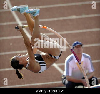 Yelena Isinbayeva, en Russie, remporte la Women's Pole Vault lors du Grand Prix de l'IAAF Norwich Union de Londres au Crystal Palace National Sports Centre, Londres. Banque D'Images