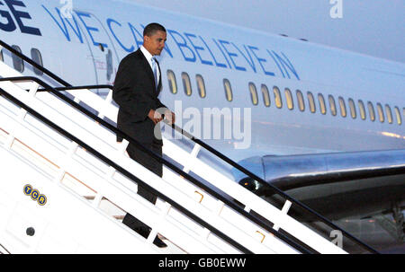 LE sénateur AMÉRICAIN Barack Obama arrive à Heathrow, au début de sa visite au Royaume-Uni, où il va discuter avec le Premier ministre Gordon Brown à Downing Street, le chef du parti conservateur David Cameron et Tony Blair, avant de retourner aux États-Unis. Banque D'Images