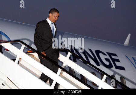 LE sénateur AMÉRICAIN Barack Obama arrive à Heathrow, au début de sa visite au Royaume-Uni, où il va discuter avec le Premier ministre Gordon Brown à Downing Street, le chef du parti conservateur David Cameron et Tony Blair, avant de retourner aux États-Unis. Banque D'Images