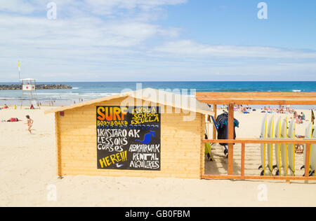 L'école de surf sur la plage de Zurriola à San Sebastian, Donostia, Pays Basque, Espagne Banque D'Images