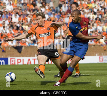 Darren Dods (à gauche) de Dundee United tente de bloquer une photo de Thierry Henry de Barcelone pendant la pré-saison amicale au parc Tannadice, Dundee. Banque D'Images