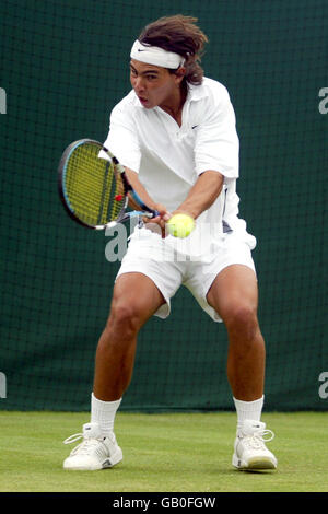 Tennis - Wimbledon 2003 - Deuxième tour - Lee Childs v Rafael Nadal. Banque D'Images