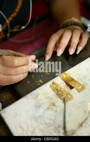 Bijoux traditionnels thaïlandais Somsak réalisés dans l'usine d'or près de Sukhothai Banque D'Images