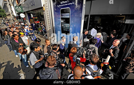 Les premiers clients entrent dans le magasin 02 sur Oxford Street à Londres, alors que le nouvel iPhone 3G est en vente au public. Banque D'Images