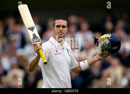 Kevin Pietersen, d'Angleterre, salue la foule après qu'il a été congédié par Morne Morkel, d'Afrique du Sud, pour 152 courses lors du premier match de npower Test au terrain de cricket de Lord's, à Londres. Banque D'Images