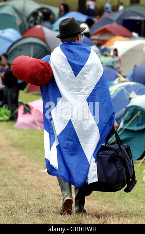 Un gardien de festival arrive au festival de musique T in the Park près de Kinross en Écosse. Banque D'Images