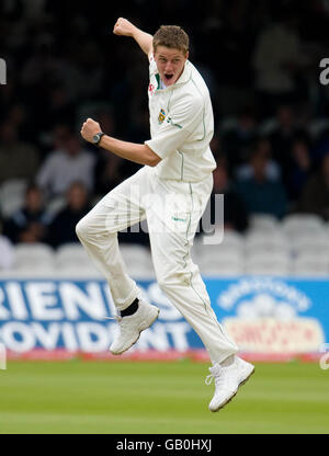 Morne Morkel, en Afrique du Sud, célèbre le départ de Tim Ambrose, en Angleterre, pour 4 courses lors du premier test de npower au terrain de cricket de Lord's, à Londres. Banque D'Images