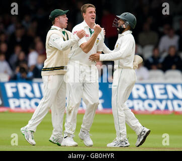 Morne Morkel (au centre), en Afrique du Sud, célèbre avec ses coéquipiers AB de Villiers et Hashim Amla après avoir rejeté Tim Ambrose, en Angleterre, pour 4 courses lors du premier match de npower Test au terrain de cricket de Lord's, à Londres. Banque D'Images