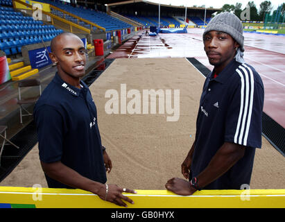 Les triplés Nathan Douglas (à gauche) et Phillips Idowu posent pour les médias lors des épreuves olympiques de l'Union de Norwich et des championnats du Royaume-Uni au stade Alexander de Birmingham. Banque D'Images