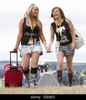 Chloe Taylor, 17 ans, à gauche et Laura Zellman, 18 ans, à droite, arrivent au festival de musique T in the Park près de Kinross en Écosse. Banque D'Images