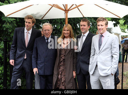 Sir David Frost et sa famille arrivent à son Summer Garden Party, à Carlyle Square, à l'ouest de Londres. Banque D'Images