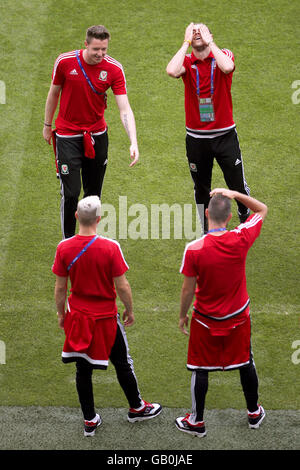 Pays de Galles gardien Wayne Hennessey avec coéquipiers Gareth Bale (haut droite), Aaron Ramsey (en bas à gauche) et Joe Ledley (en bas à droite) au cours de la marche autour du Stade de Lyon, Lyon. Banque D'Images