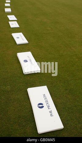 Les noms des joueurs se trouvent sur le terrain d'exercice lors d'une séance d'entraînement au Royal Birkdale Golf Club, Southport. Banque D'Images