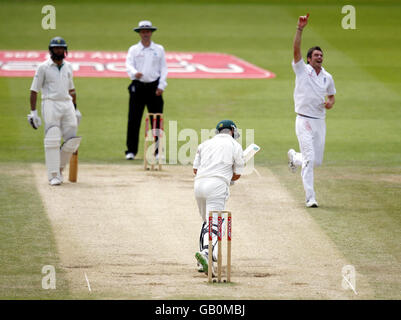 James Anderson, le joueur de football d'Angleterre, célèbre le match de cricket du bas Neil McKenzie lors du premier test de npower au terrain de cricket de Lord's, à Londres. Banque D'Images