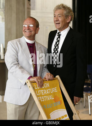 (De gauche à droite) l'évêque Gene Robinson et Sir Ian McKellen lors d'une séance photo pour « pour que la Bible me le dise » au Queen Elizabeth Hall, Southbank Centre, centre de Londres. Banque D'Images