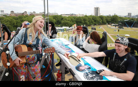 Utilisez uniquement rédactionnel Fans watch Charlotte Campbell comme elle busker effectue 100ft au-dessus du sol sur le Betterview la plate-forme à l'heure d'été britannique Barclaycard événement dans Hyde Park, Londres. Banque D'Images