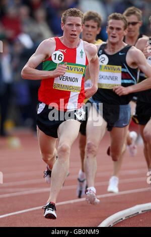 Aldershot, Farnham et Andy Vernon du District lors de la finale masculine de 5000m lors des championnats nationaux Aviva, Alexander Stadium, Birmingham Banque D'Images