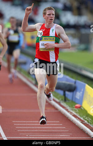 Aldershot, Farnham et Andy Vernon du District célèbrent la victoire de la finale masculine de 5000m lors des championnats nationaux Aviva, stade Alexander, Birmingham Banque D'Images